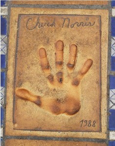 Impronta e autografo di Chuck Norris sul marciapiede del Palais des Festivals a Cannes.