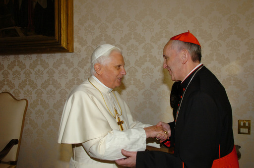 Nella foto Papa Benedetto XVI prima delle sue dimissioni e Jorge MarioBergoglio prima della sua elezione.